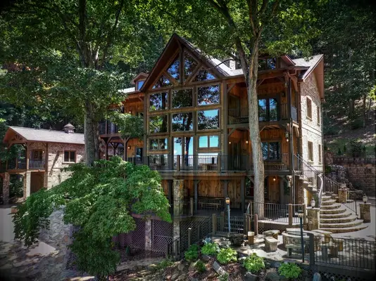 Woodland lodge as wedding rental in Georgia