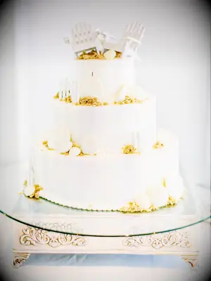 Three-tier white beach wedding cake with beach chair cake toppers
