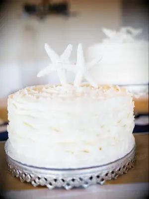 One-tier white beach wedding cake with two starfish as cake topper