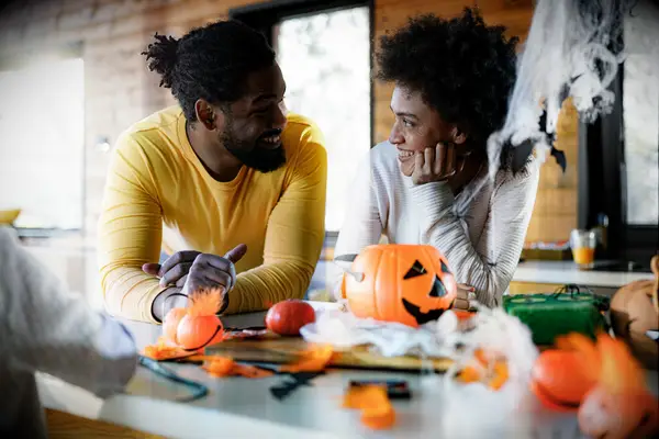 20 idées de rendez-vous d'Halloween pour les moments effrayants (mais toujours romantiques)