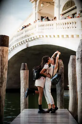 Cute Couple Poses: Couple kissing in Venice