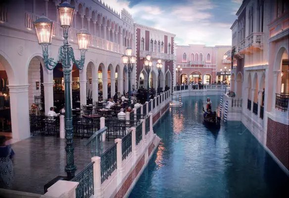 the venetian gondola tour