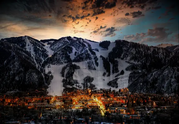 aspen colorado town slopes snow mountain skies
