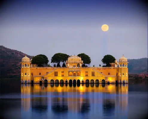udaipur india wedding destination at dusk so beautiful with the lake