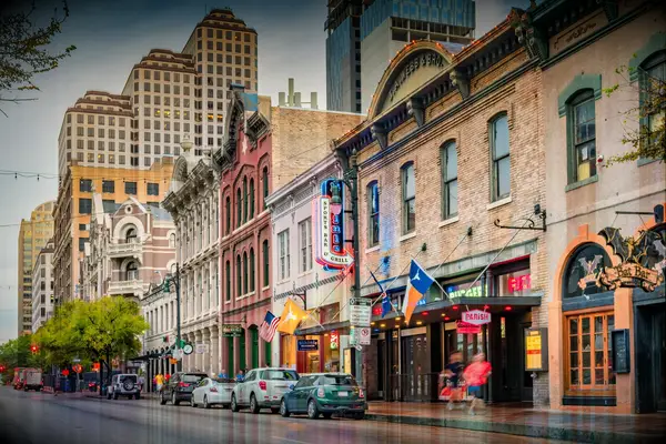 austin bars in the entertainment district